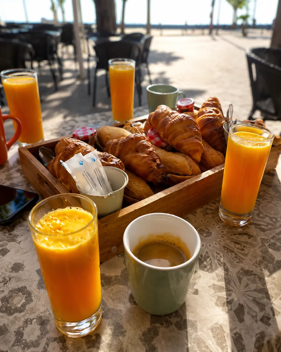Petit-déjeuner en terrasse